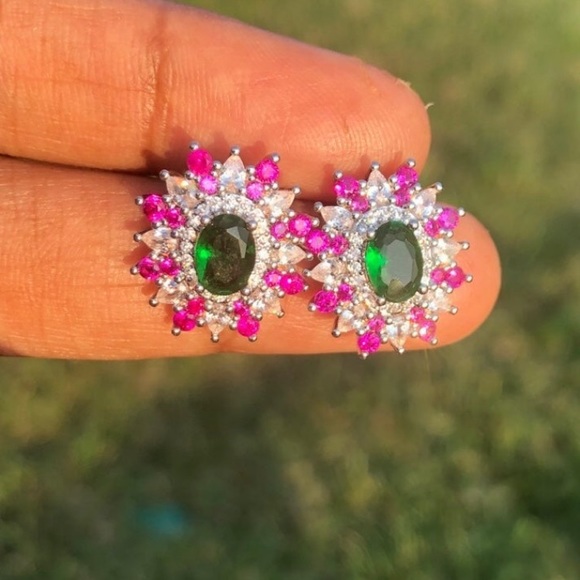Absolutely stunning emerald and ruby lab created crystals studs - Picture 7 of 11